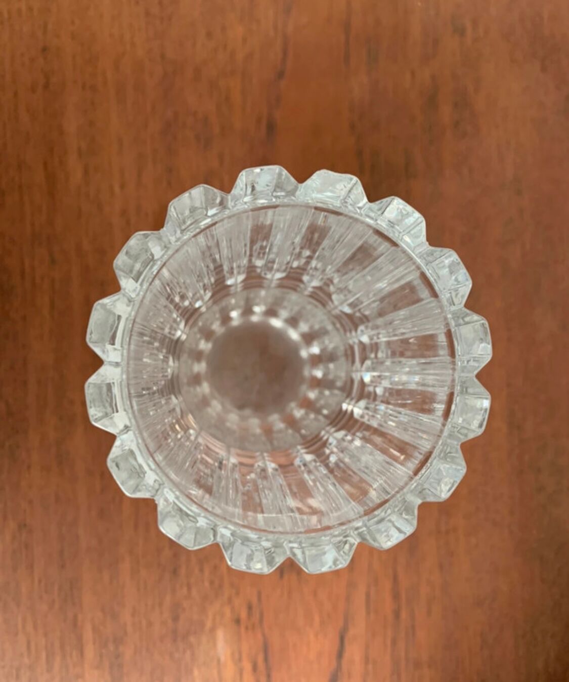 Vase vintage en verre sculpté