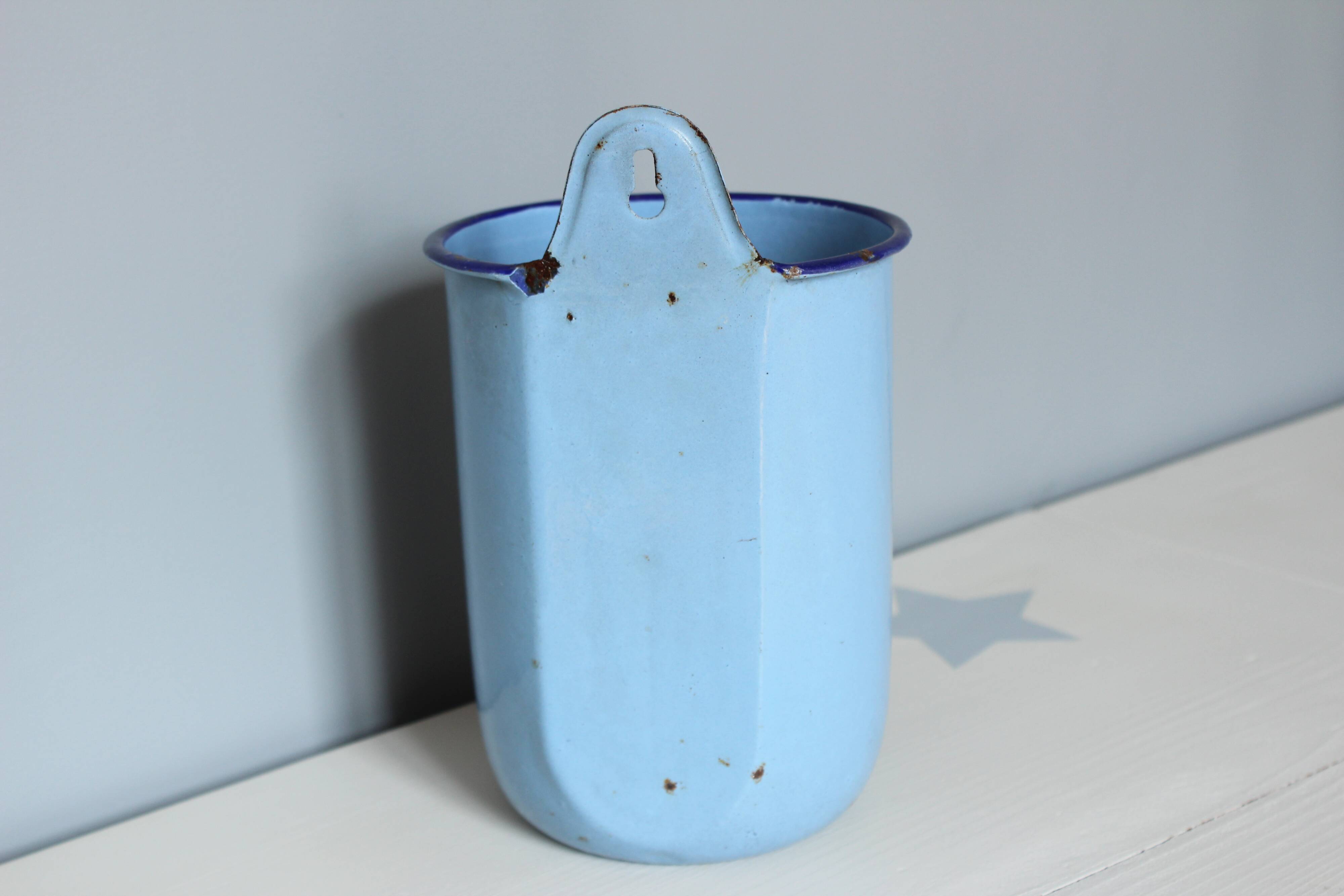 Pot à lavement bleu en tôle émaillée