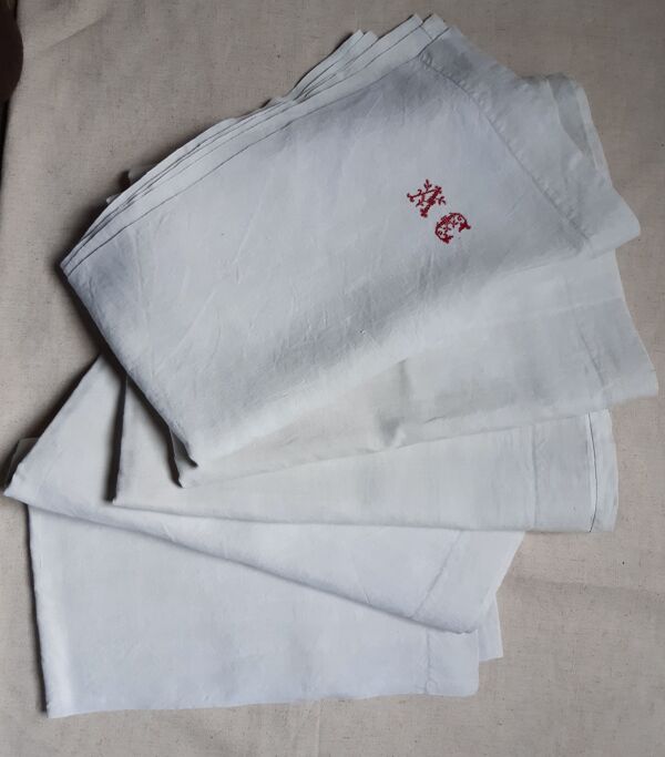 Drap de campagne en lin monogrammé ac au point de croix