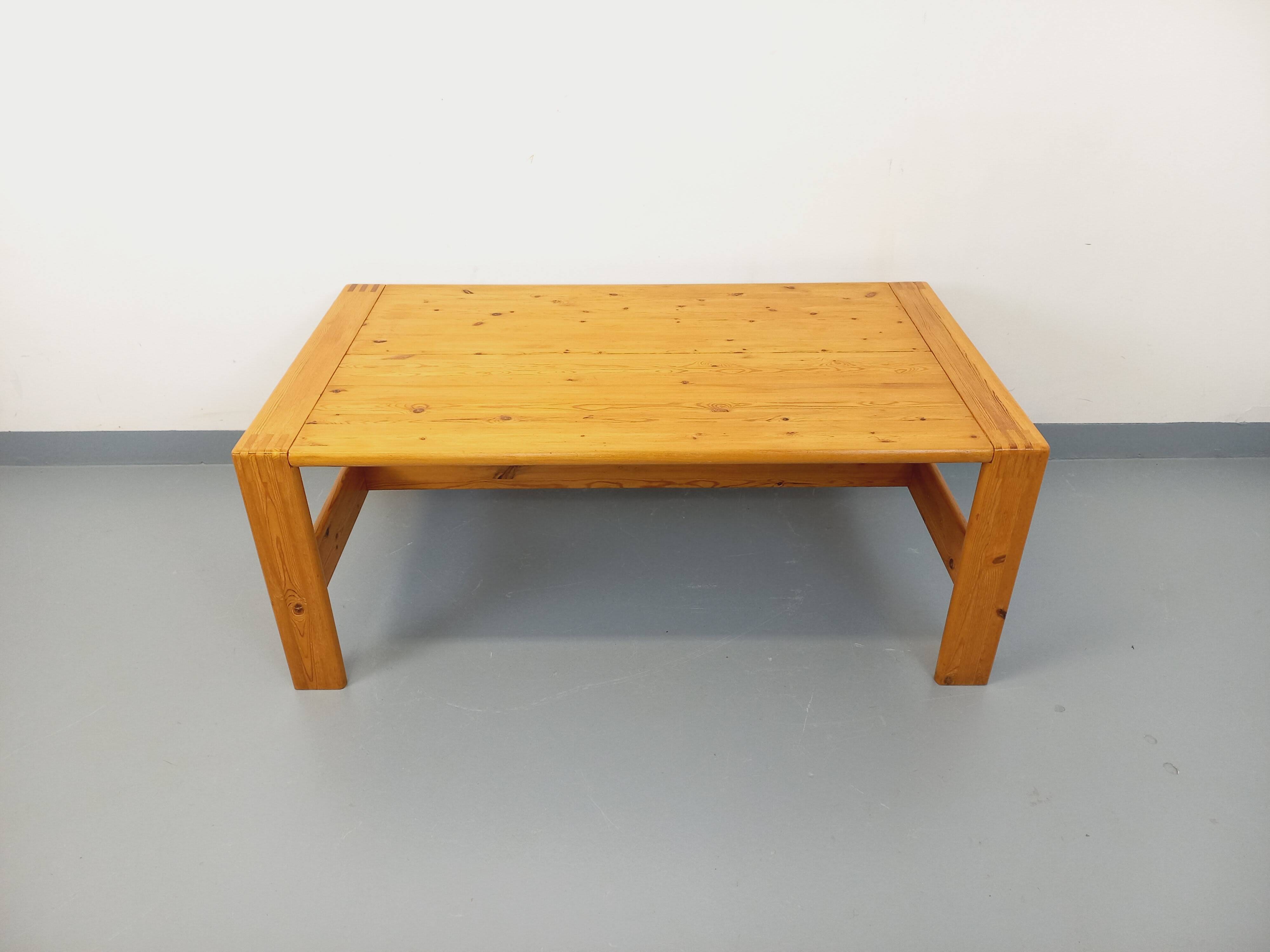 Large vintage coffee table in solid pine from the 70s and 80s.