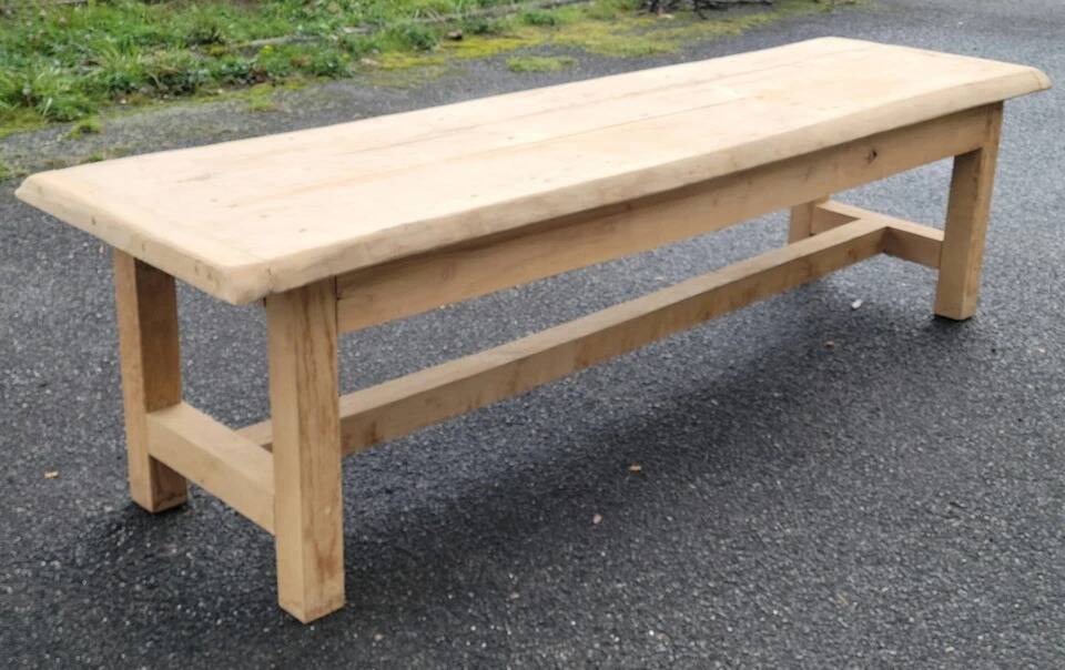 Immense table de ferme aérogommée : travail d'ébénisterie