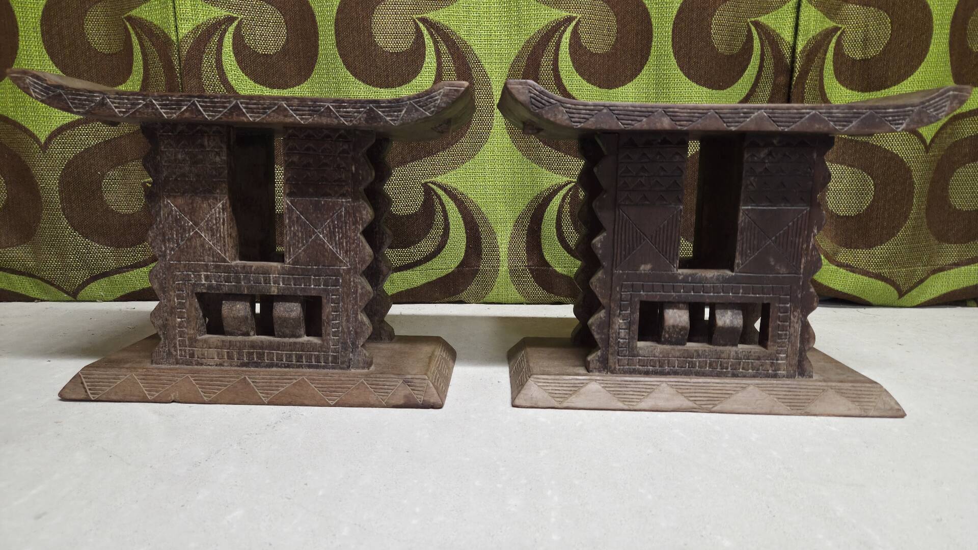 Paire de tabourets africains en bois sculpté  art tribal