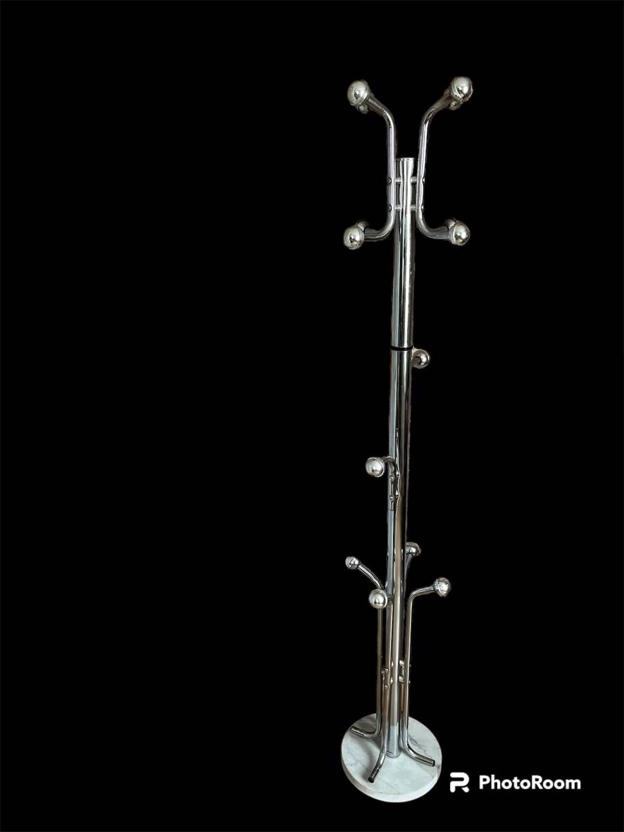 Portemanteau en métal chromé et marbre
