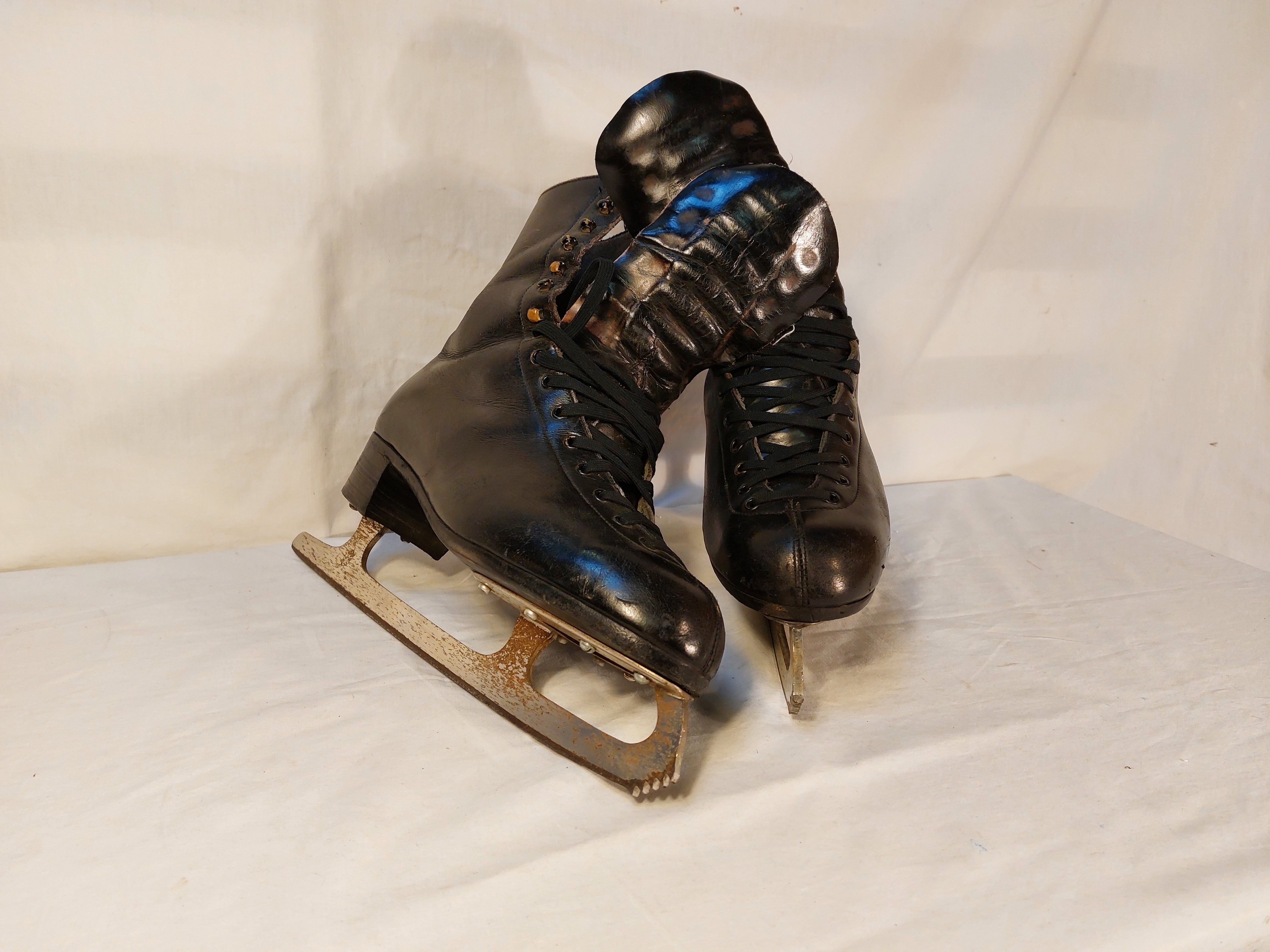 Pair of vintage ice skates Alviera