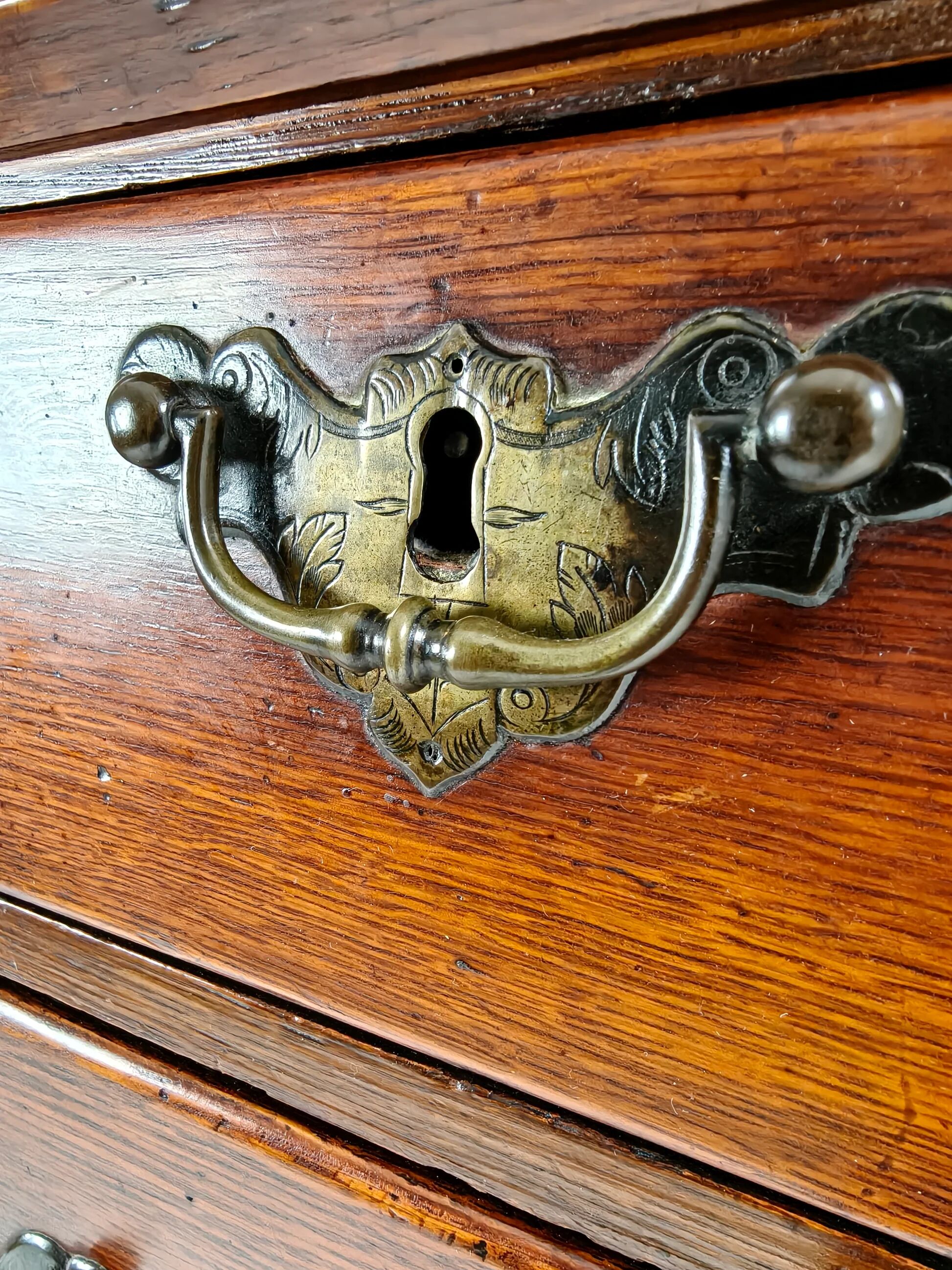 Commode haute de campagne George III / coffre sur coffre