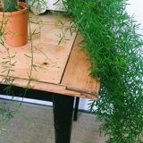 Farm table with tapered feet