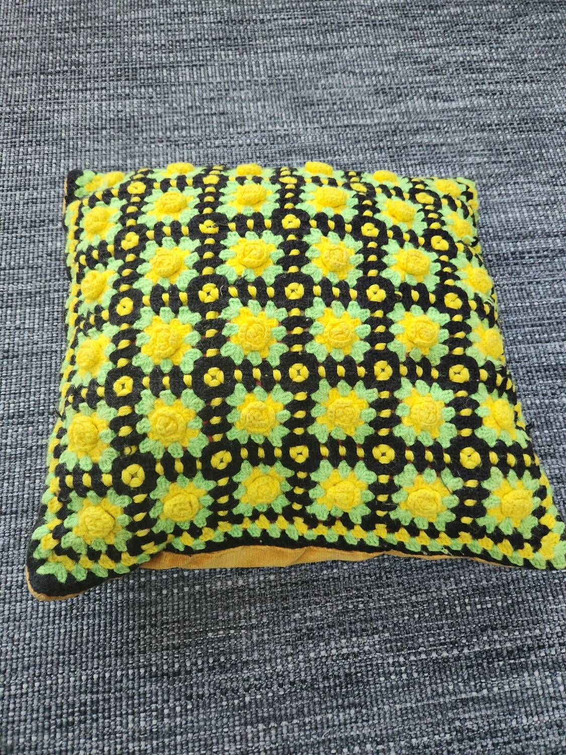 Coussin en crochet vintage