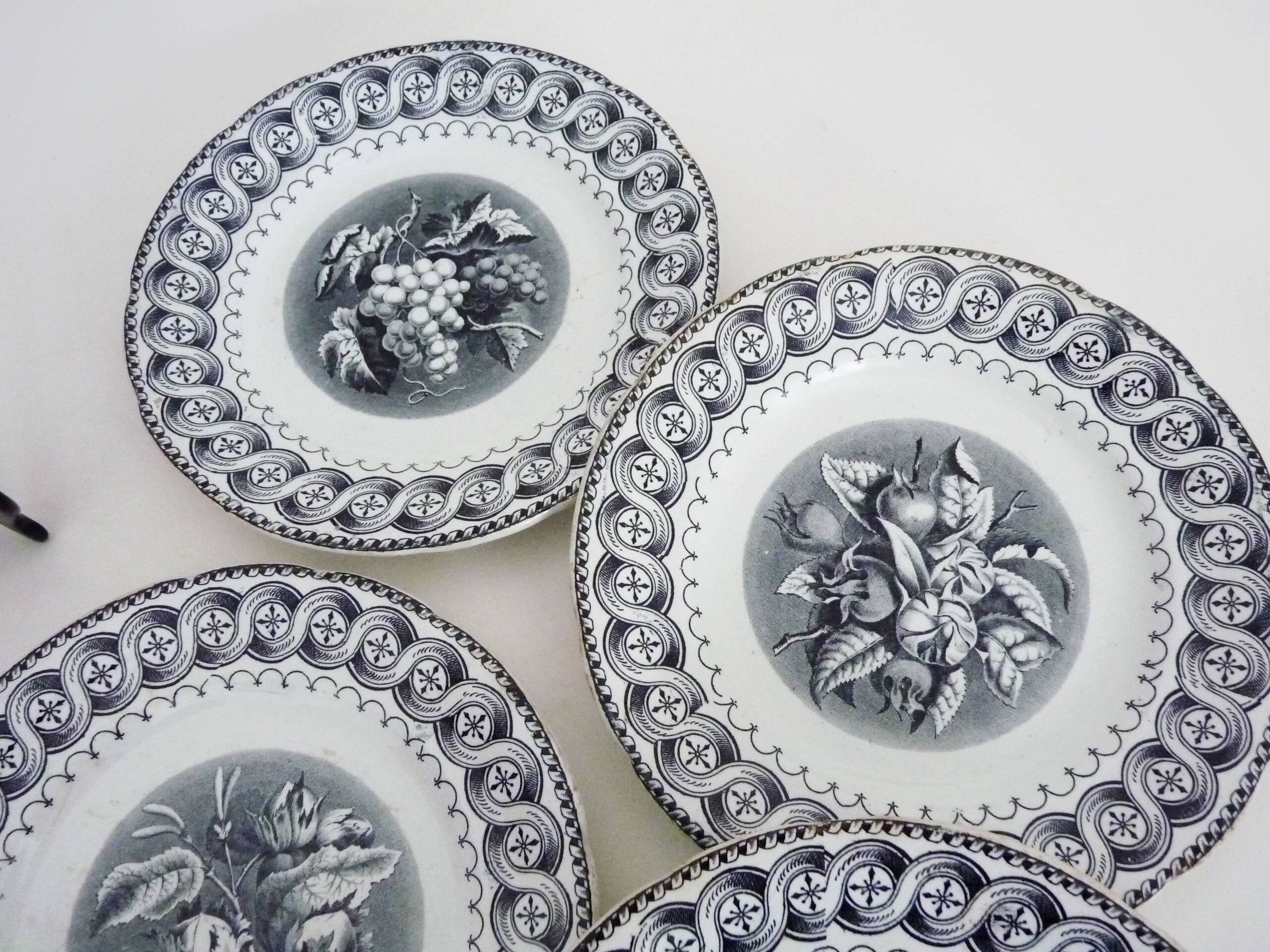 10 assiettes à dessert en faïence signées HB Choisy le roi XIXème