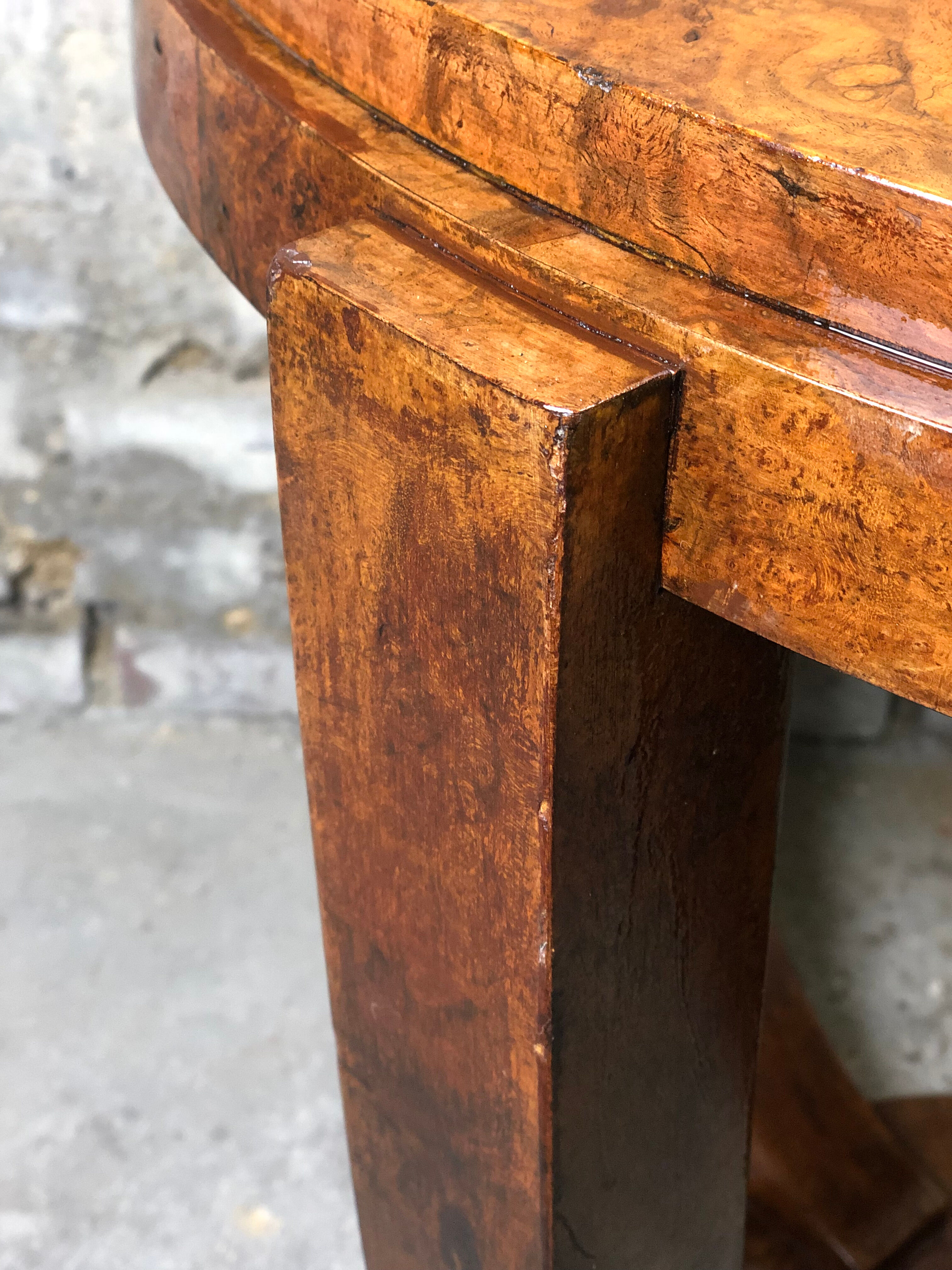 Pedestal table / side table Art Deco era in walnut bramble veneer