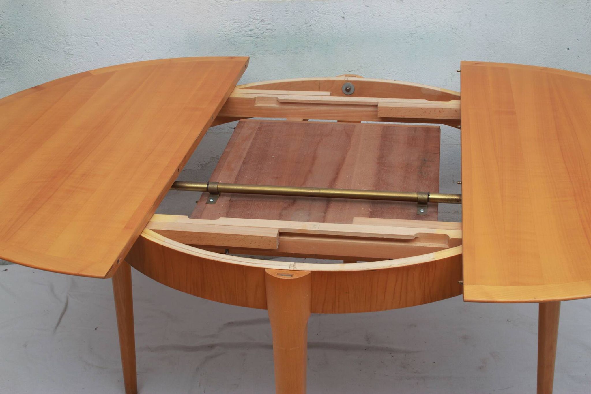 1960s round diningtable in cherrywood from LÜBKE