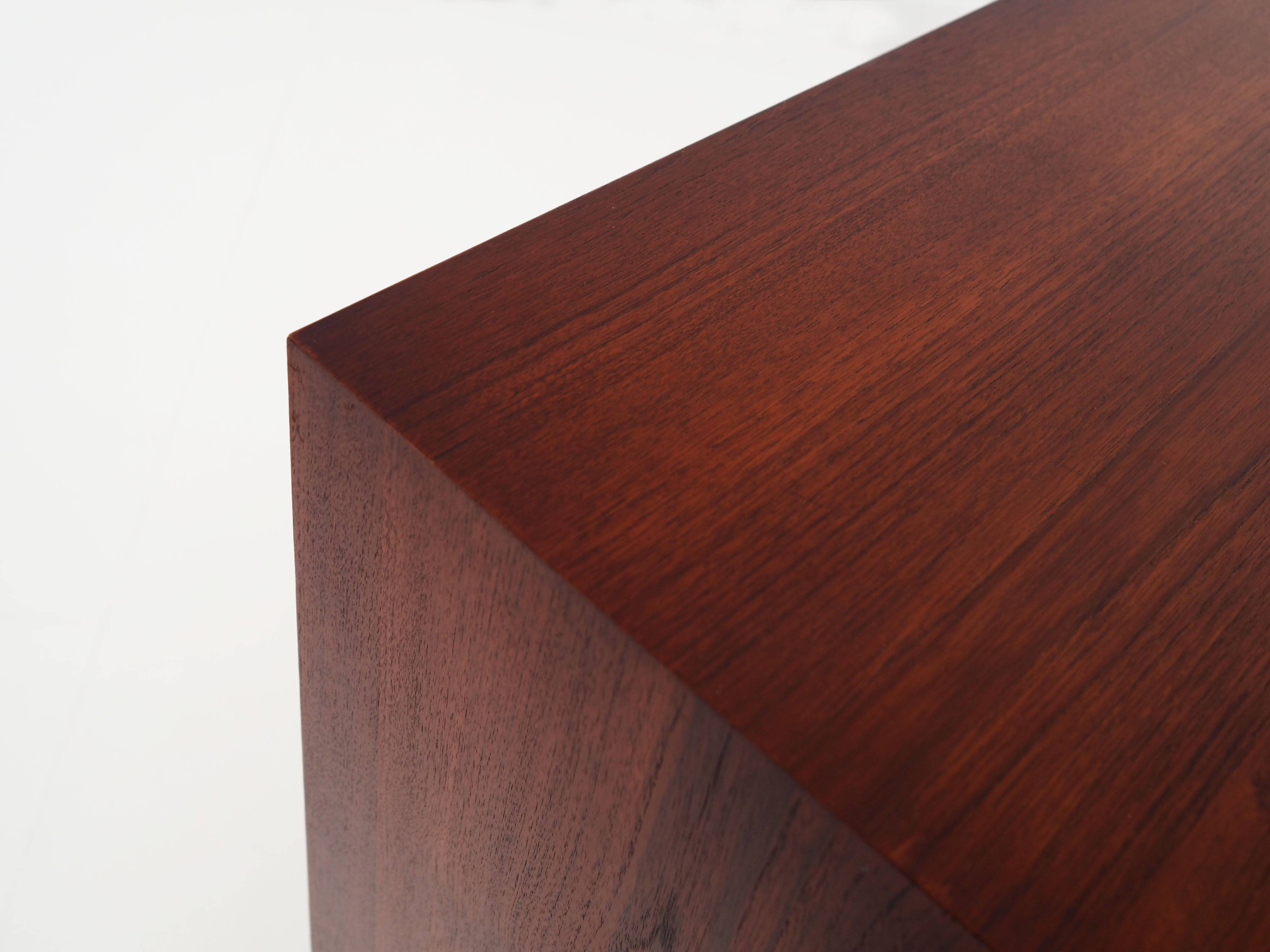 Buffet haut en teck, design danois, années 1970, production : Danemark