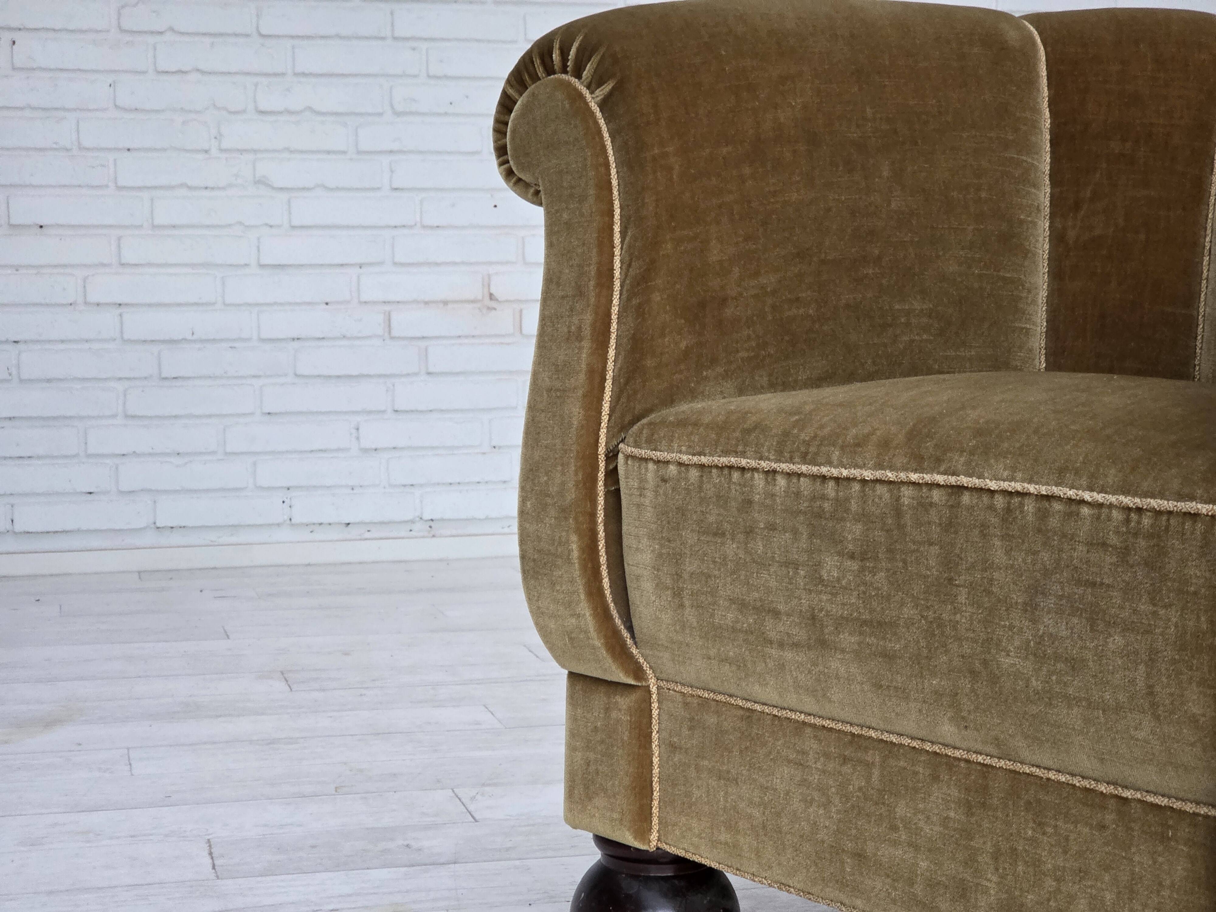 Fauteuil danois en velours vert clair et chêne, années 1960