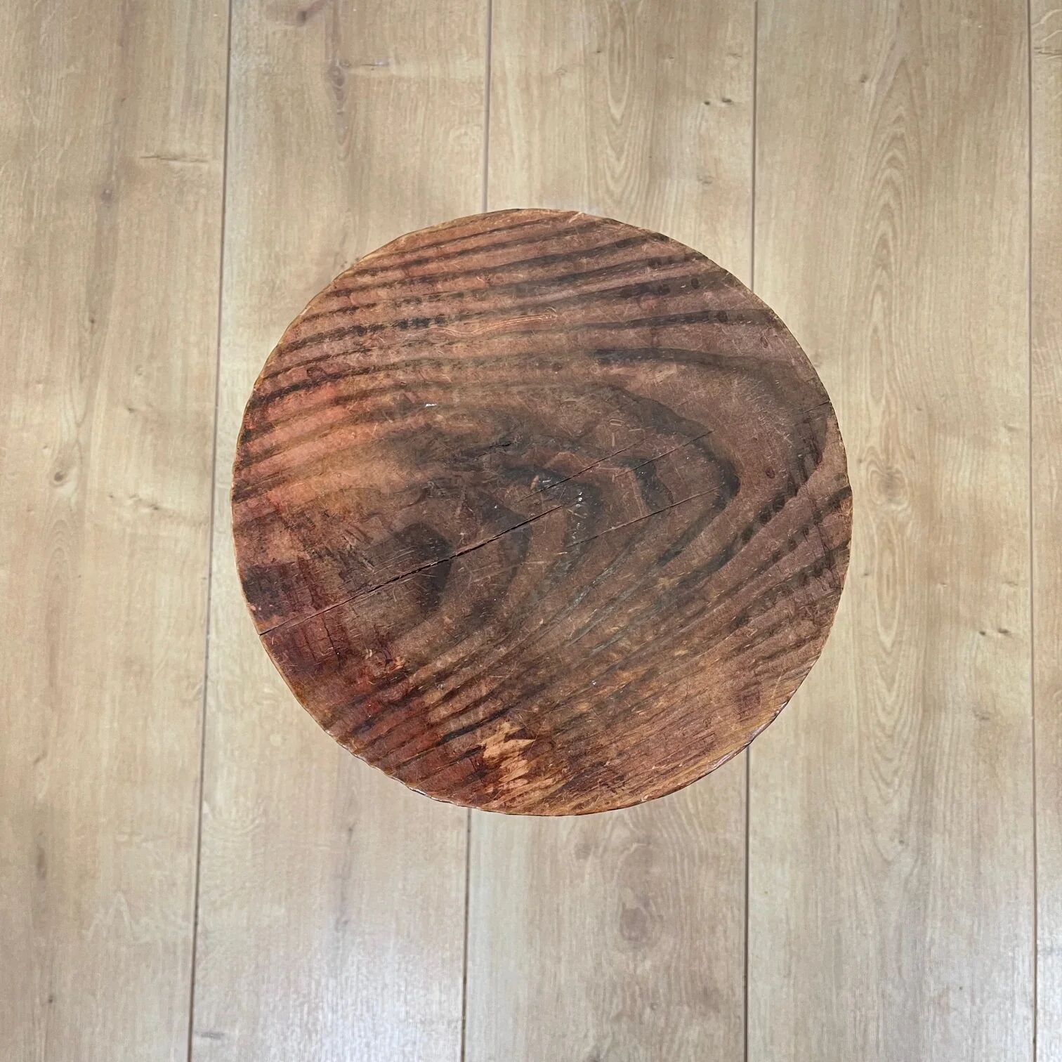 Petit tabouret tripode brutaliste en bois massif