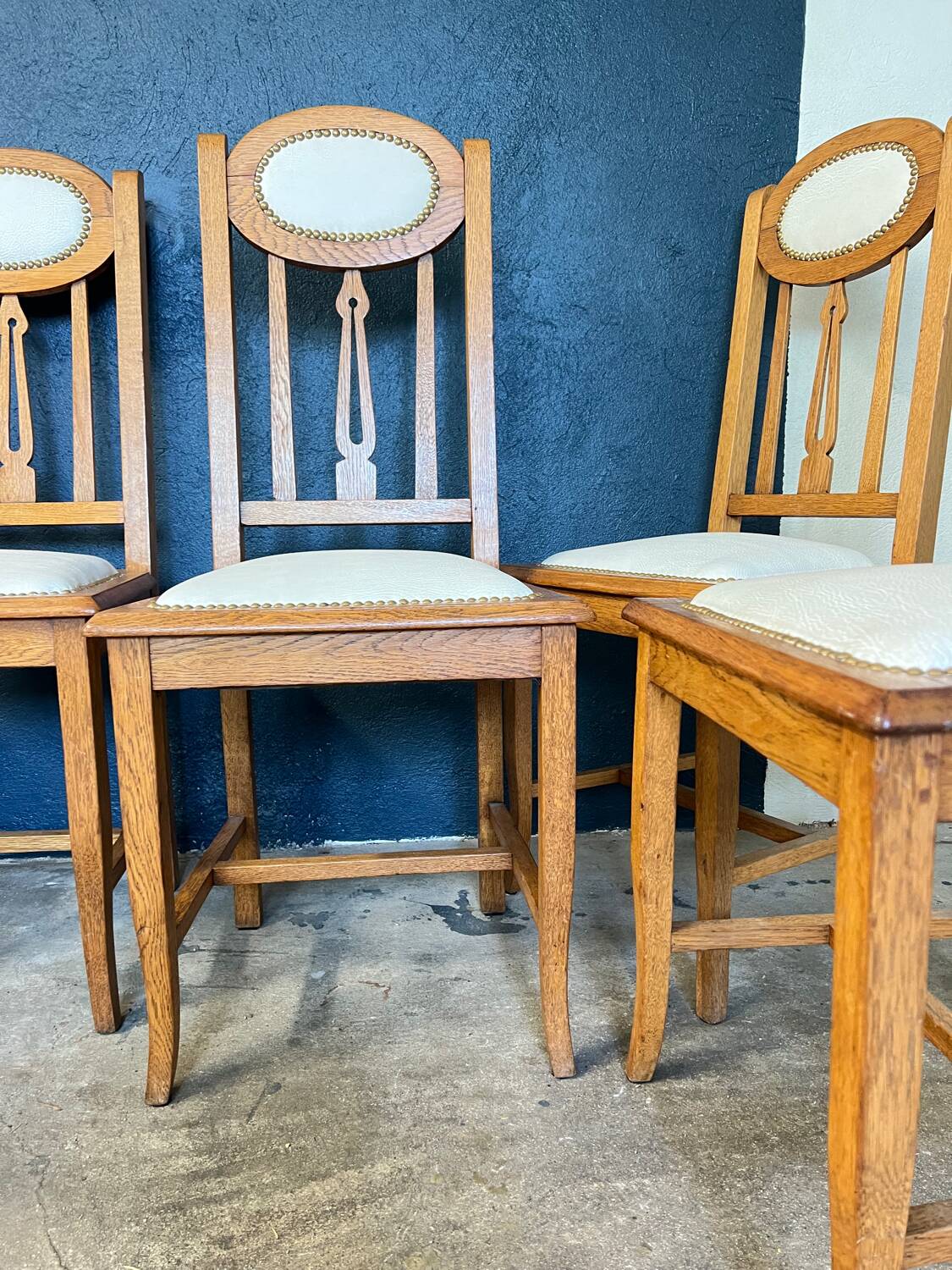 6 chaises en chêne et cuir blanc cassé