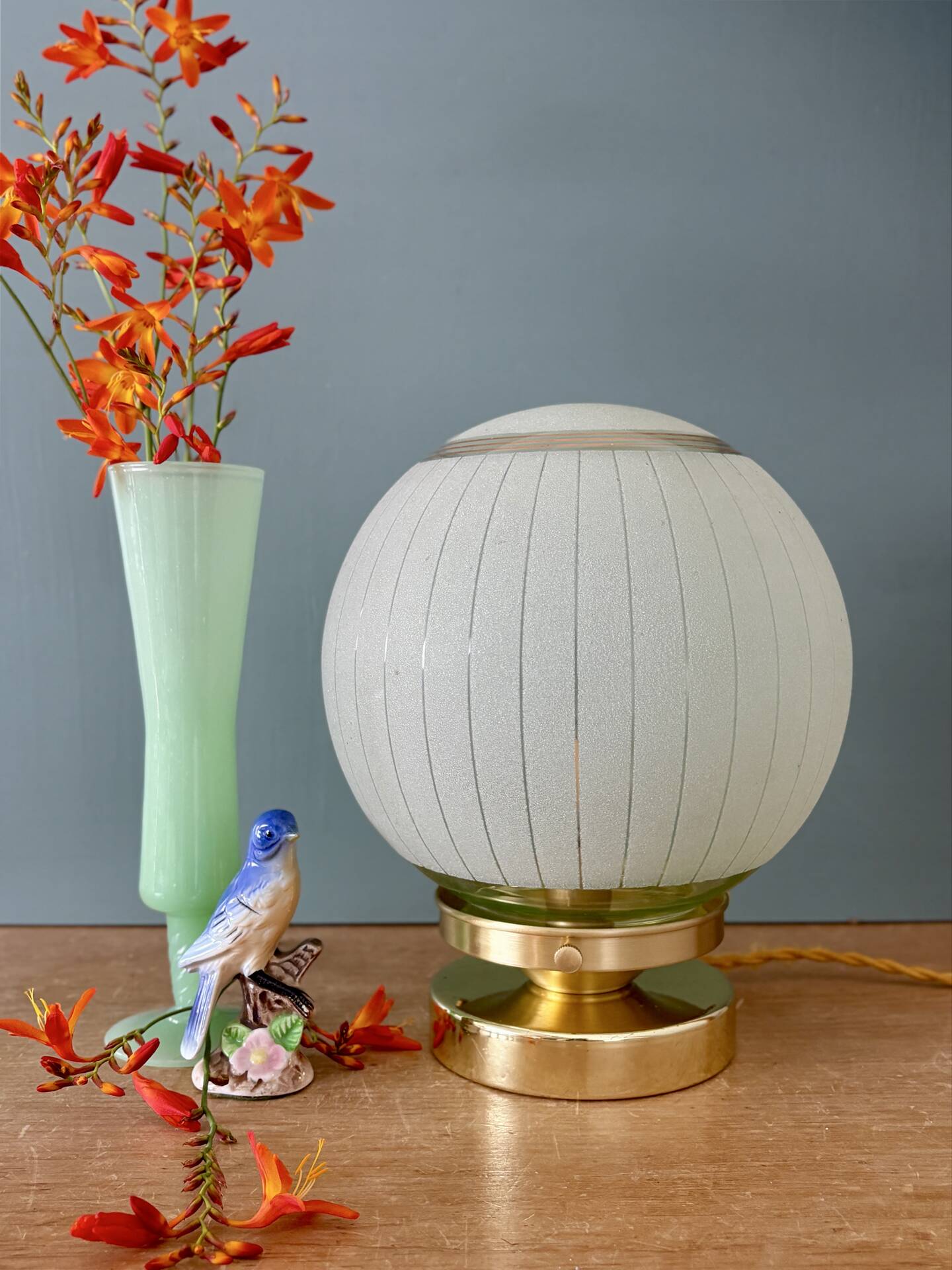 Lampe à poser globe vintage en verre granité vert et doré