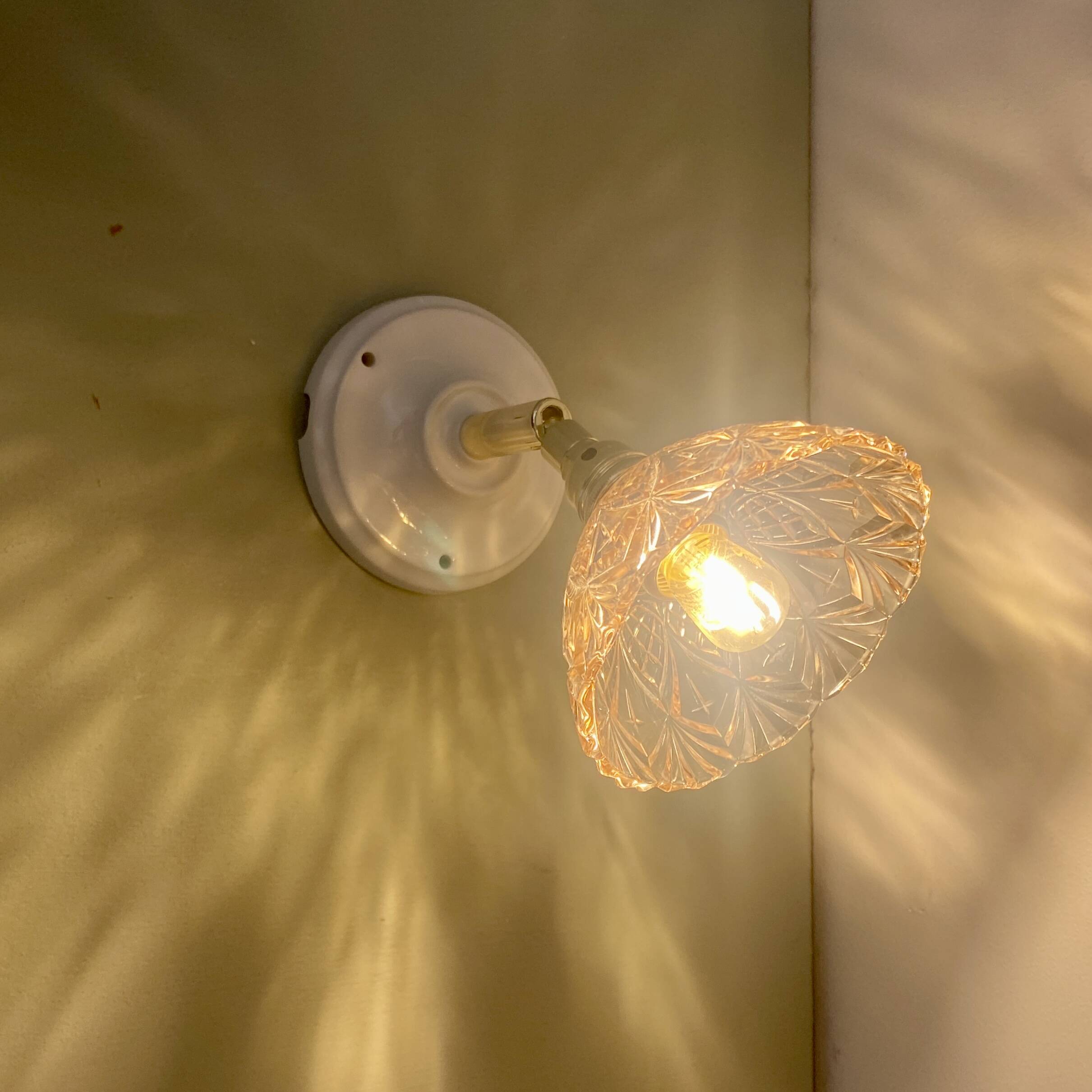 Vintage lampshade wall light in pink glass - tableware collection -