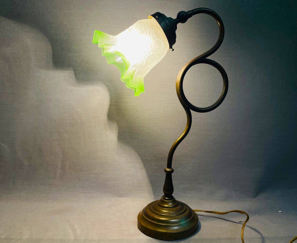 Portuguese 1930s green tulip glass table lamp