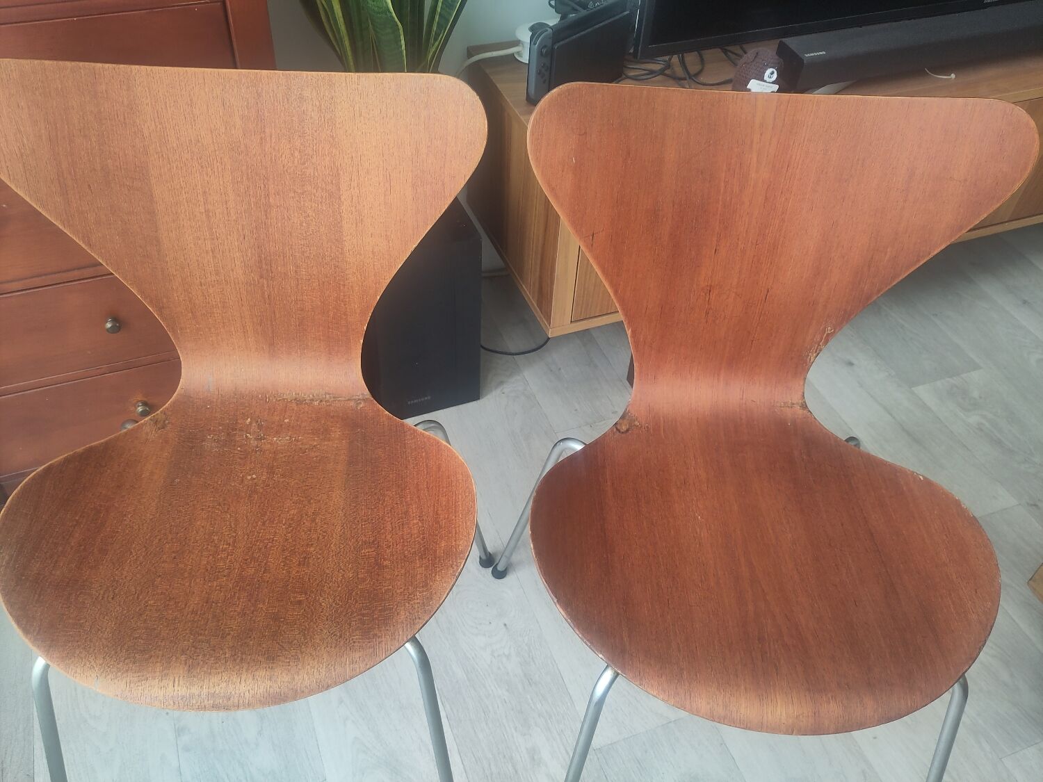 4 "Ant" chairs by Fritz Hansen, number 0164, refurbished.
