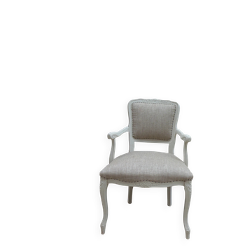 Fauteuil de style Louis XV, délicatement patiné dans une douce teinte beige