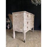 Distressed chest of drawers