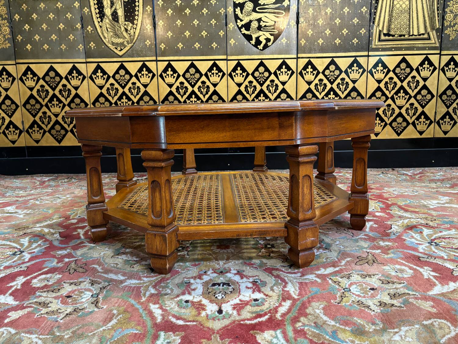 Table arrondie en bois et verre