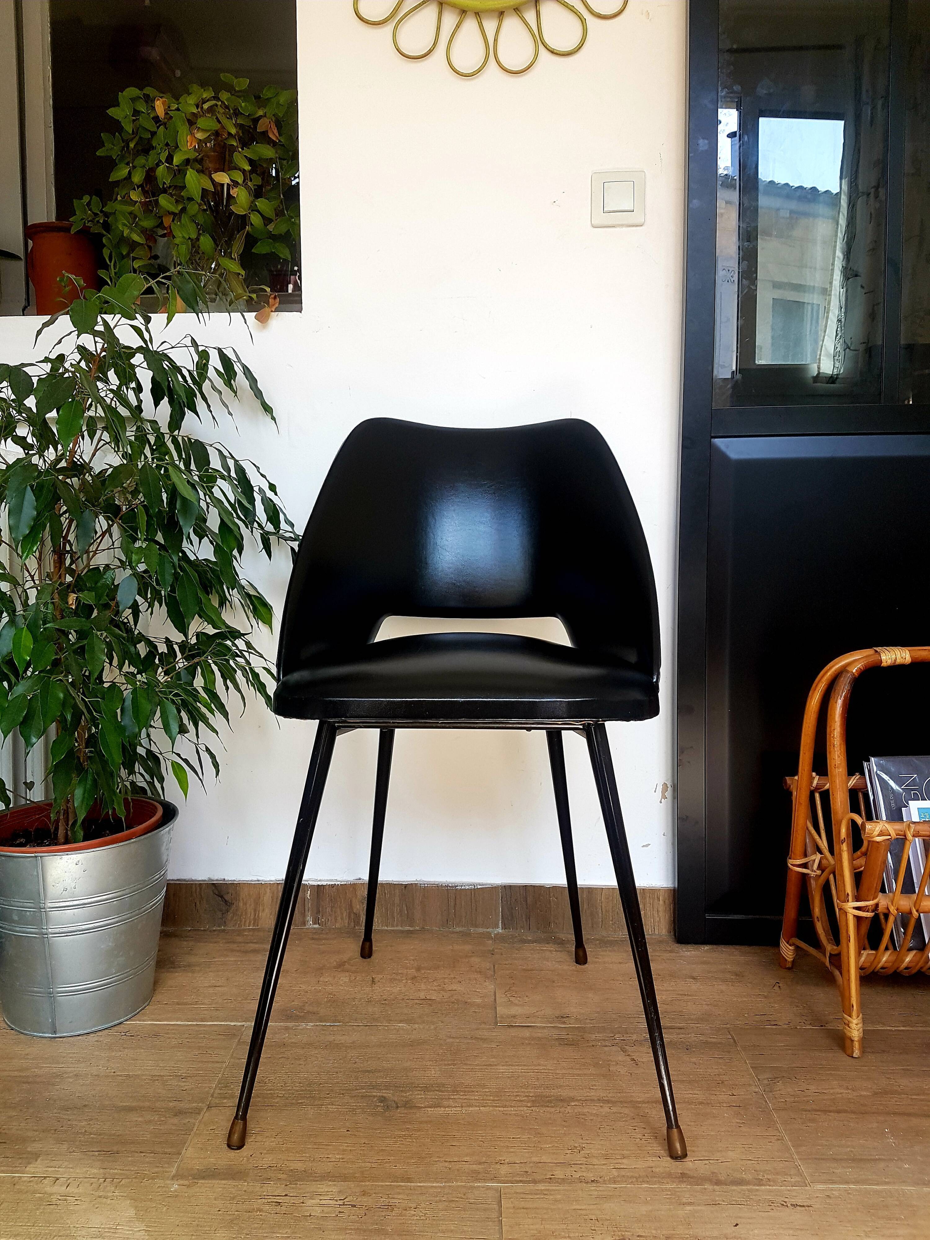 Chaise tonneau en skaï