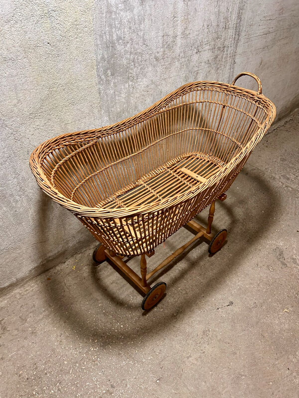Grand berceau en rotin à roulettes vintage
