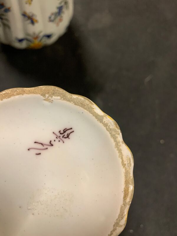 Paire de vases en porcelaine de Rouen