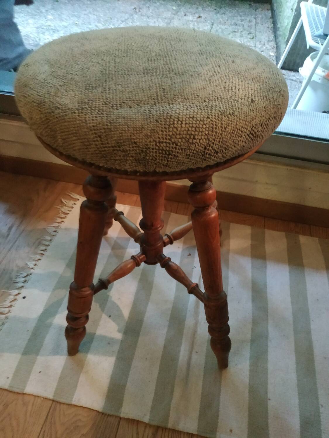 adjustable D Artistes stool