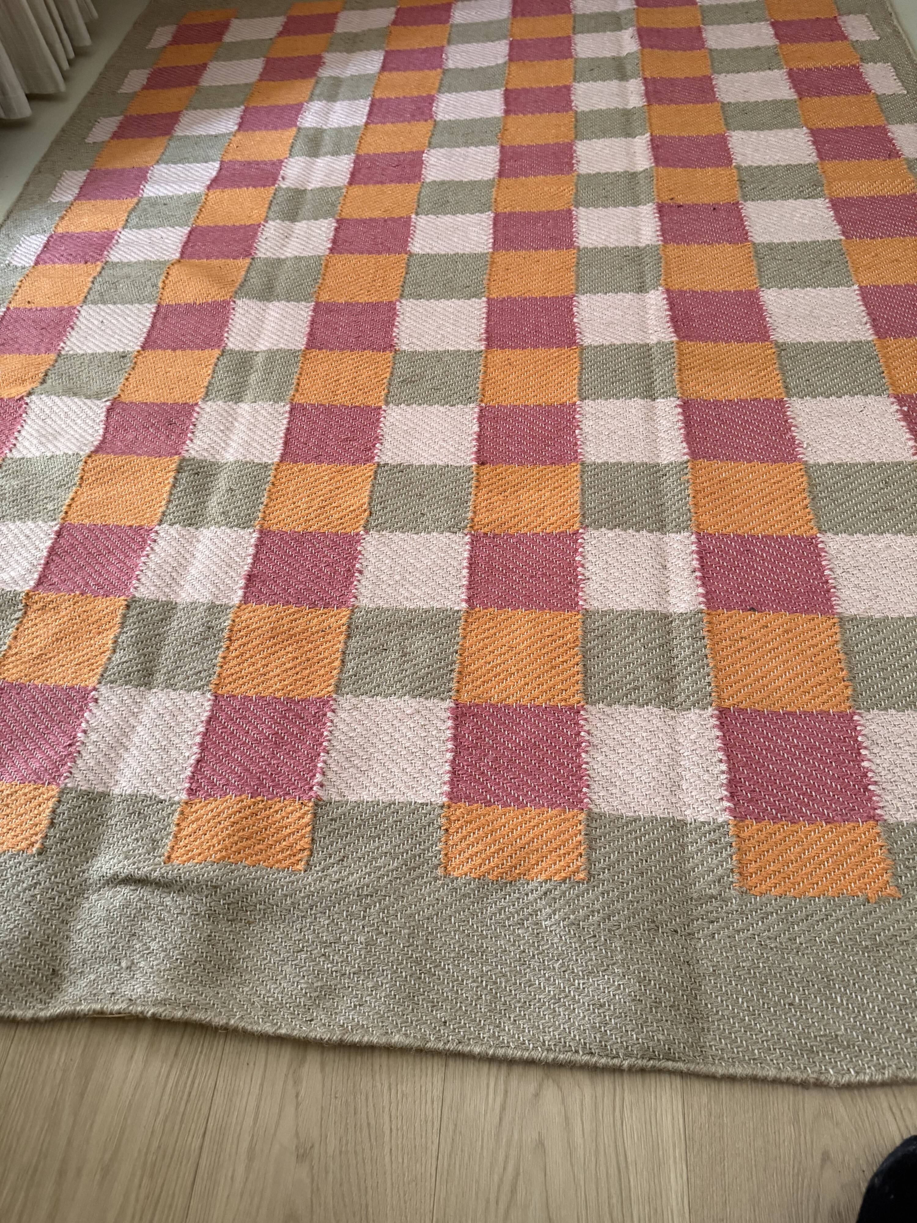 Jute rug with pink and orange patterns Matias Moellenbach