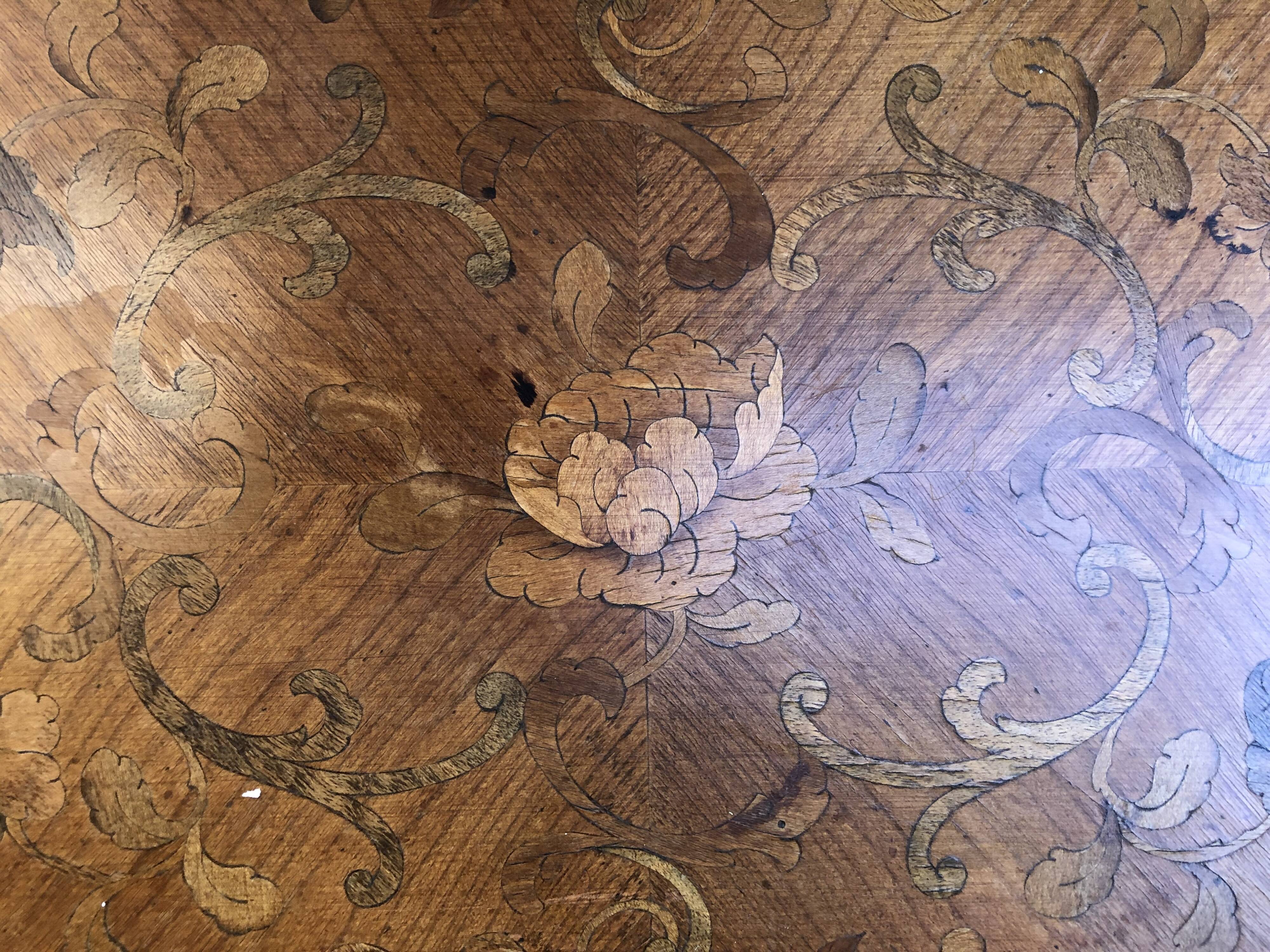 Oval coffee table in marquetterie