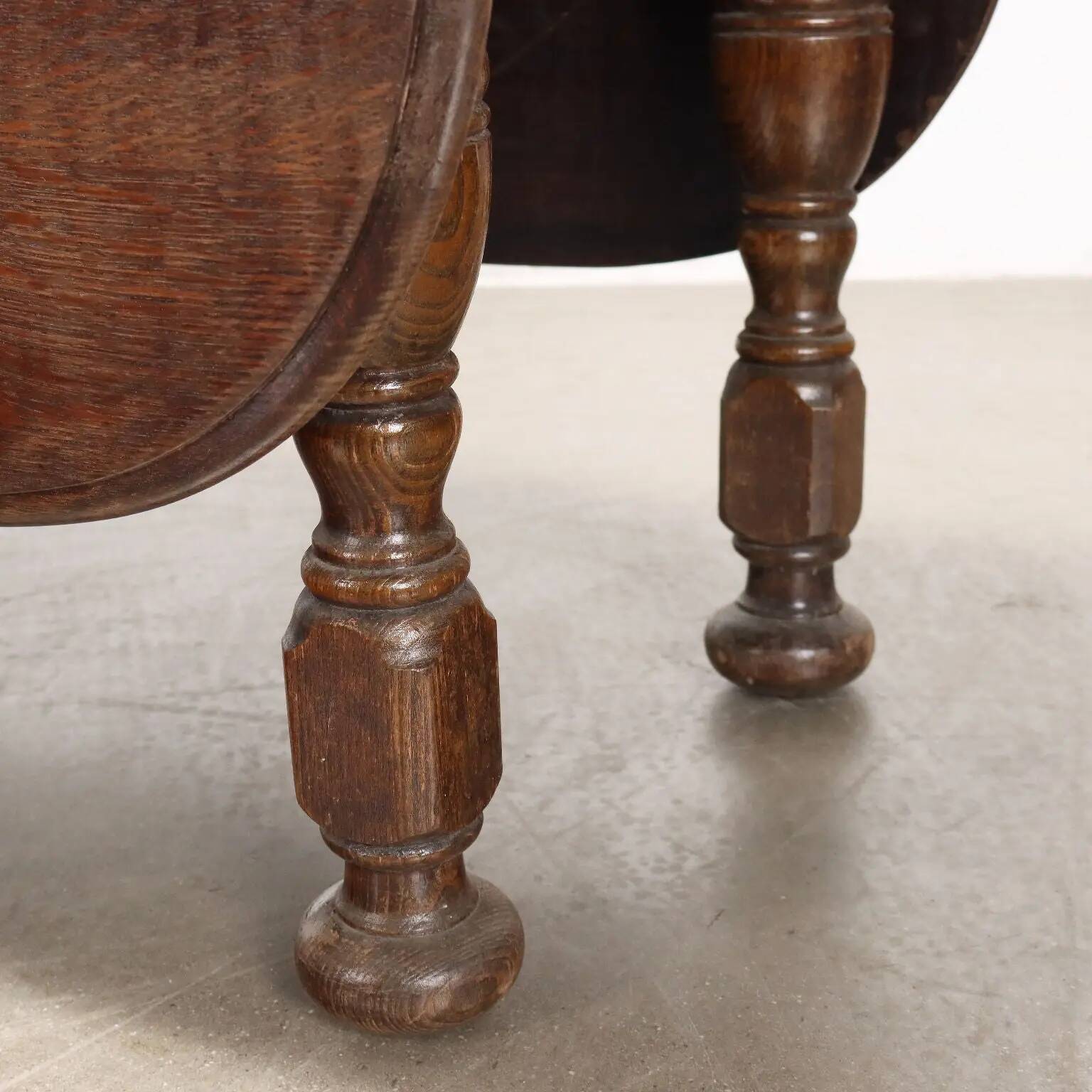 Antique extendable oak table United Kingdom 20th Century