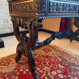 Bureau ancien, bois massif sculpté, style Louis XIII