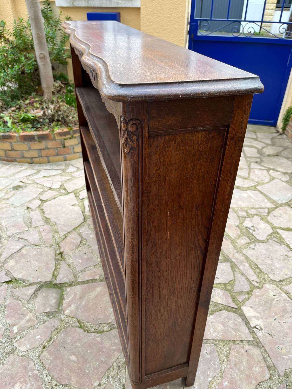Bibus bookcase in carved wood