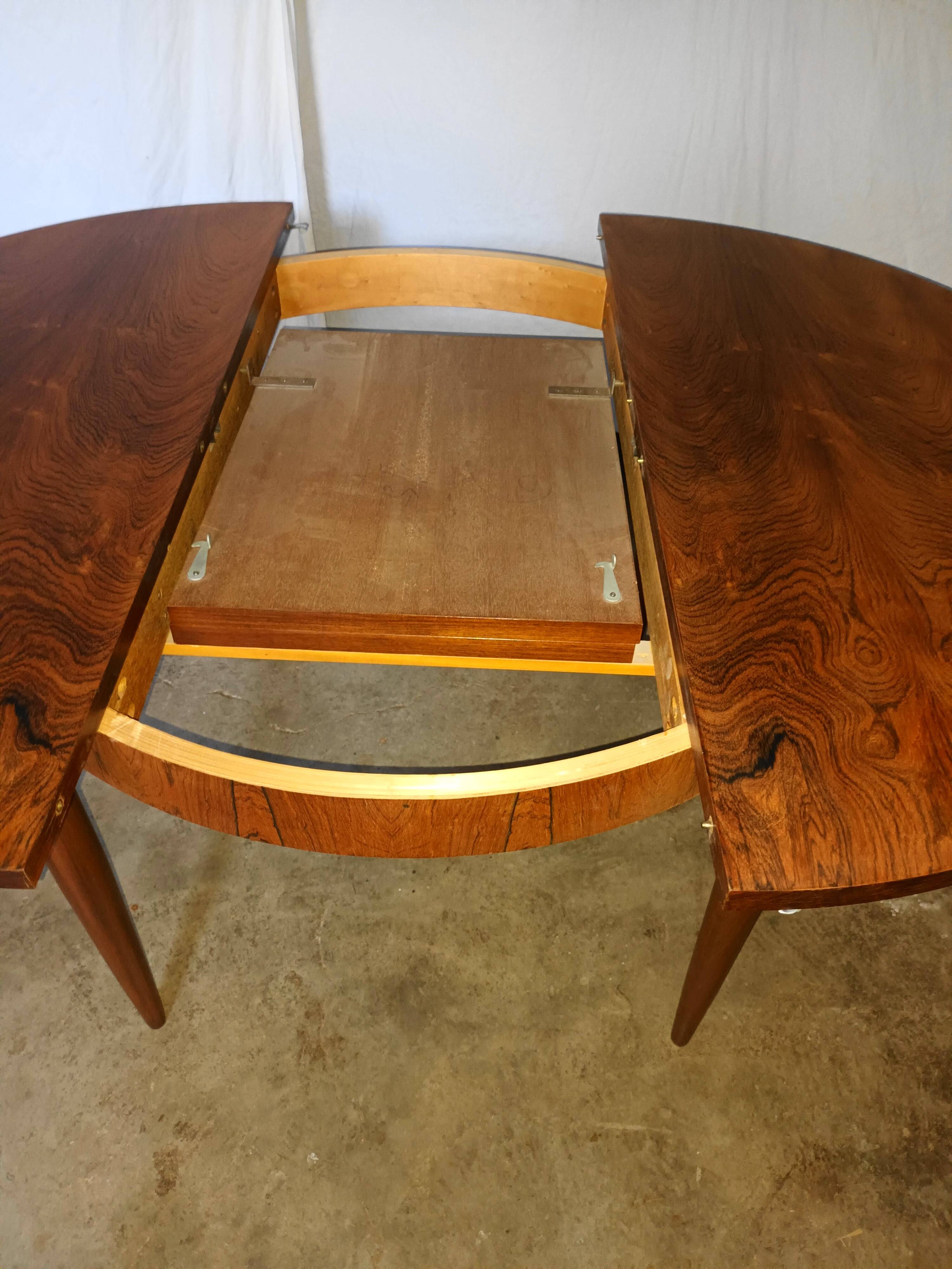 Round rosewood table with extension from the 70s