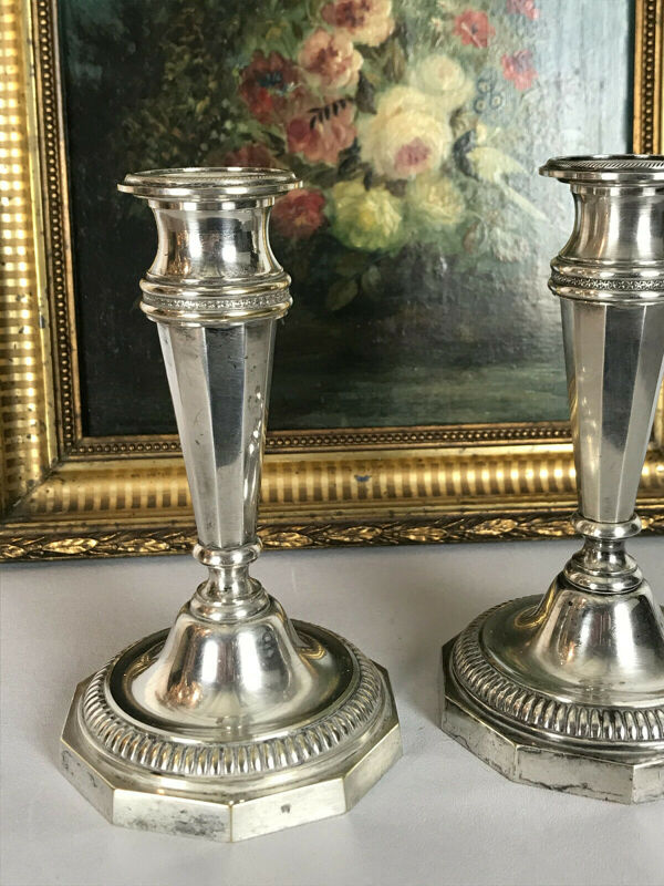 Paire de bougeoirs anciens en bronze argenté de style louis XVI