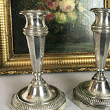 Paire de bougeoirs anciens en bronze argenté de style louis XVI