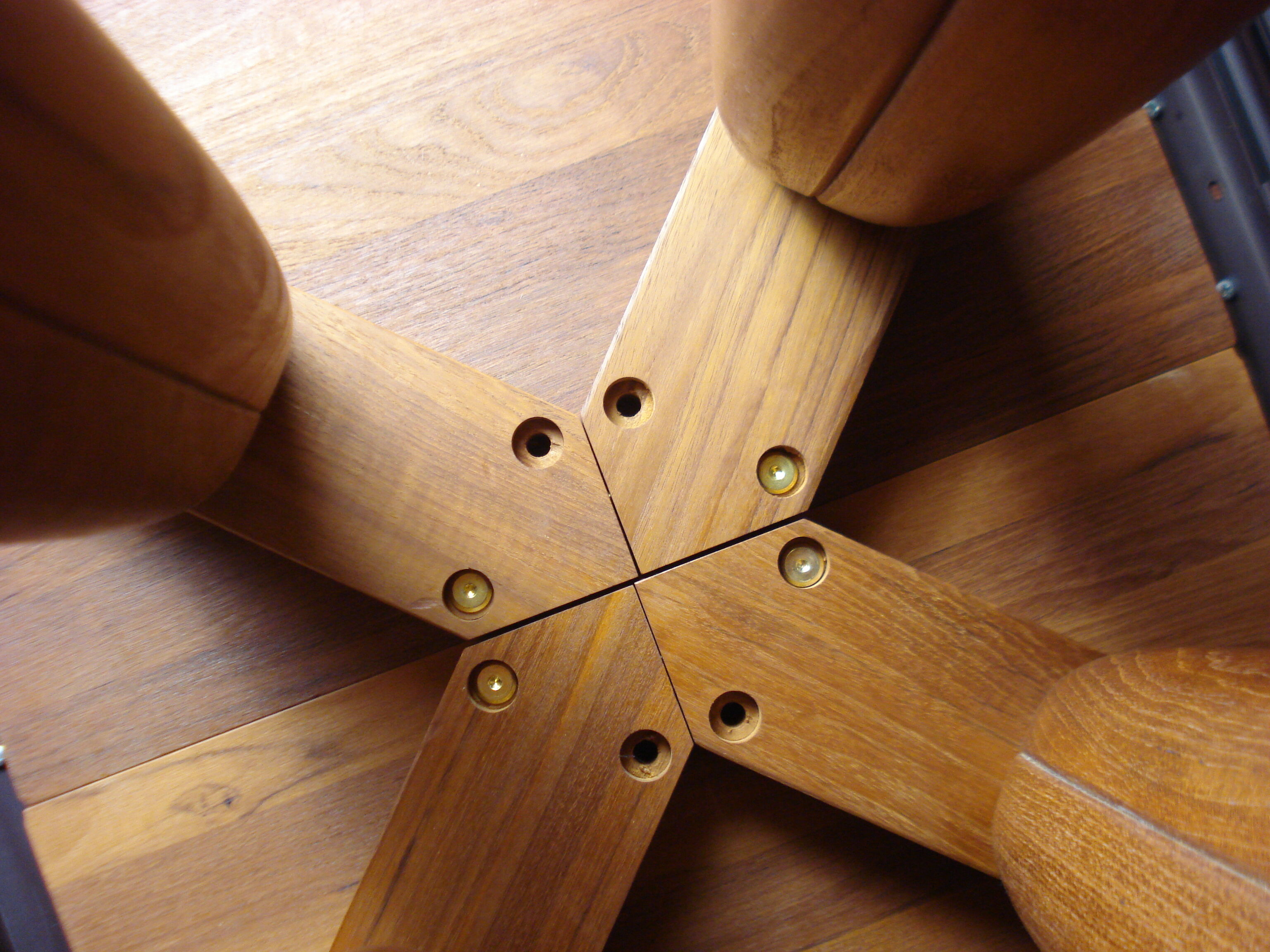 Table à manger massive en teck par Dyrlund, années 1970