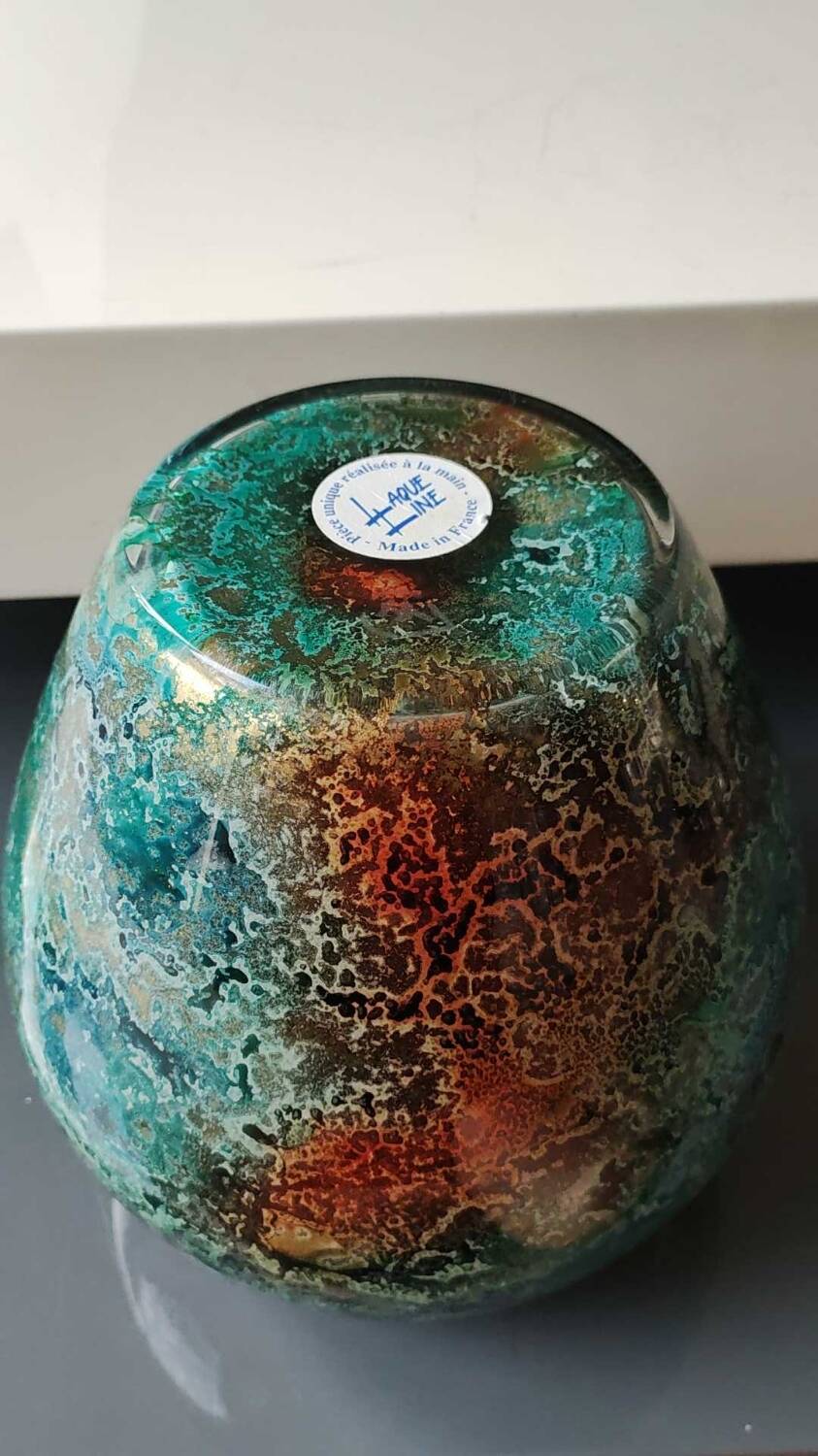 Large signed Line Lacquered Ball Vase. Made of églomisé glass. Dimensions: 18 x 16 cm