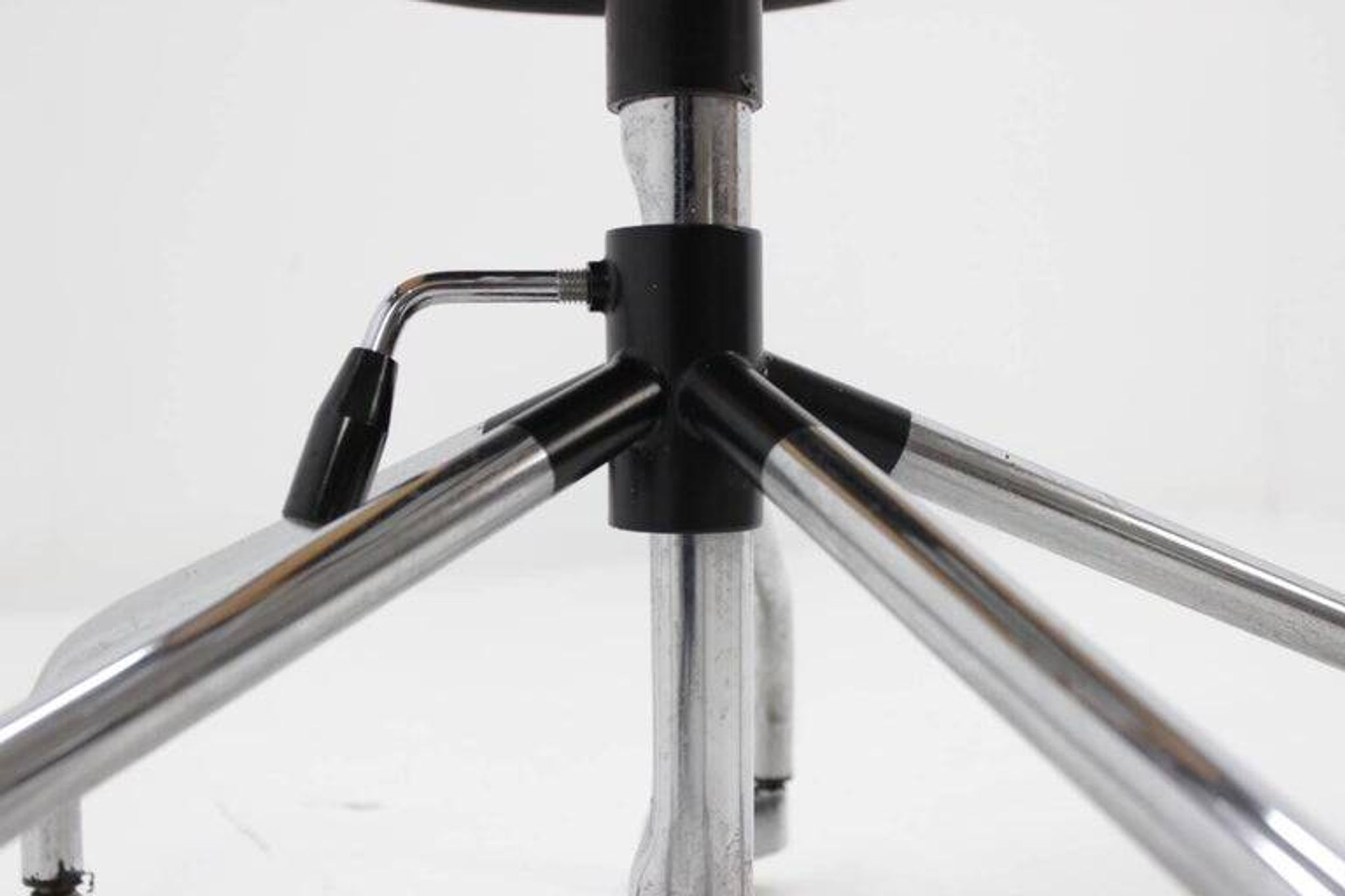 Chaise de bureau à roulettes en chrome