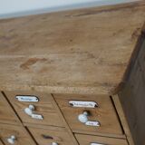 Armoire d'apothicaire allemande antique en pin avec boucliers en émail, années 1900