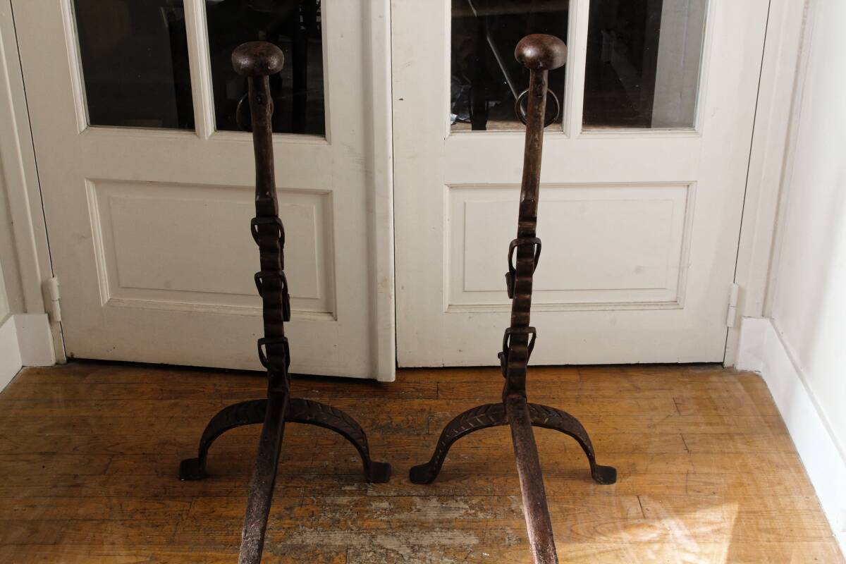 Paire de landiers à crémaillère, 17ème siècle, en fer forgé