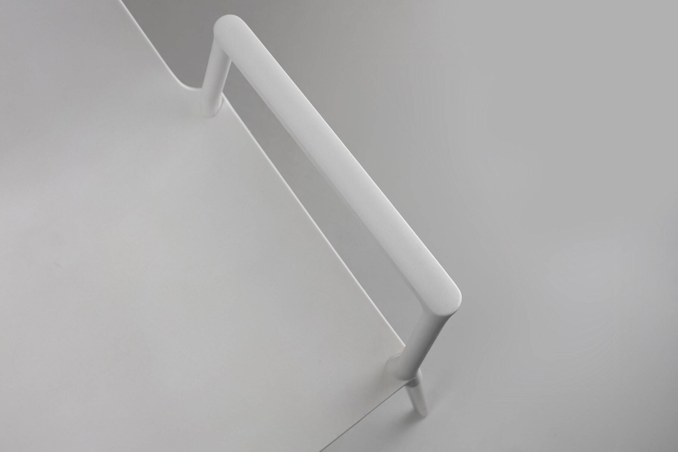 Chaise blanche design du 21e siècle avec accoudoirs, Belgique