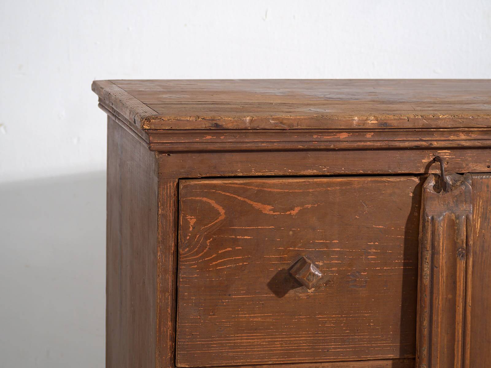Large antique chest of drawers (circa 1920)