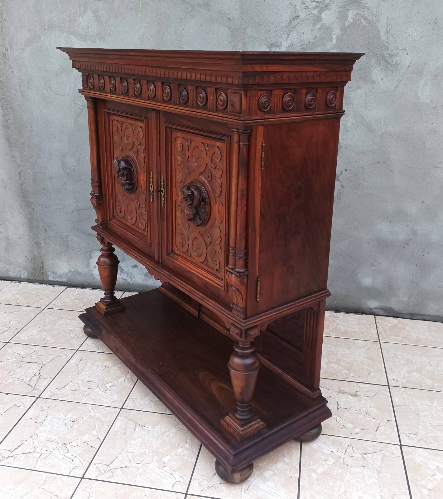 Meuble crédence Renaissance en noyer 19ème