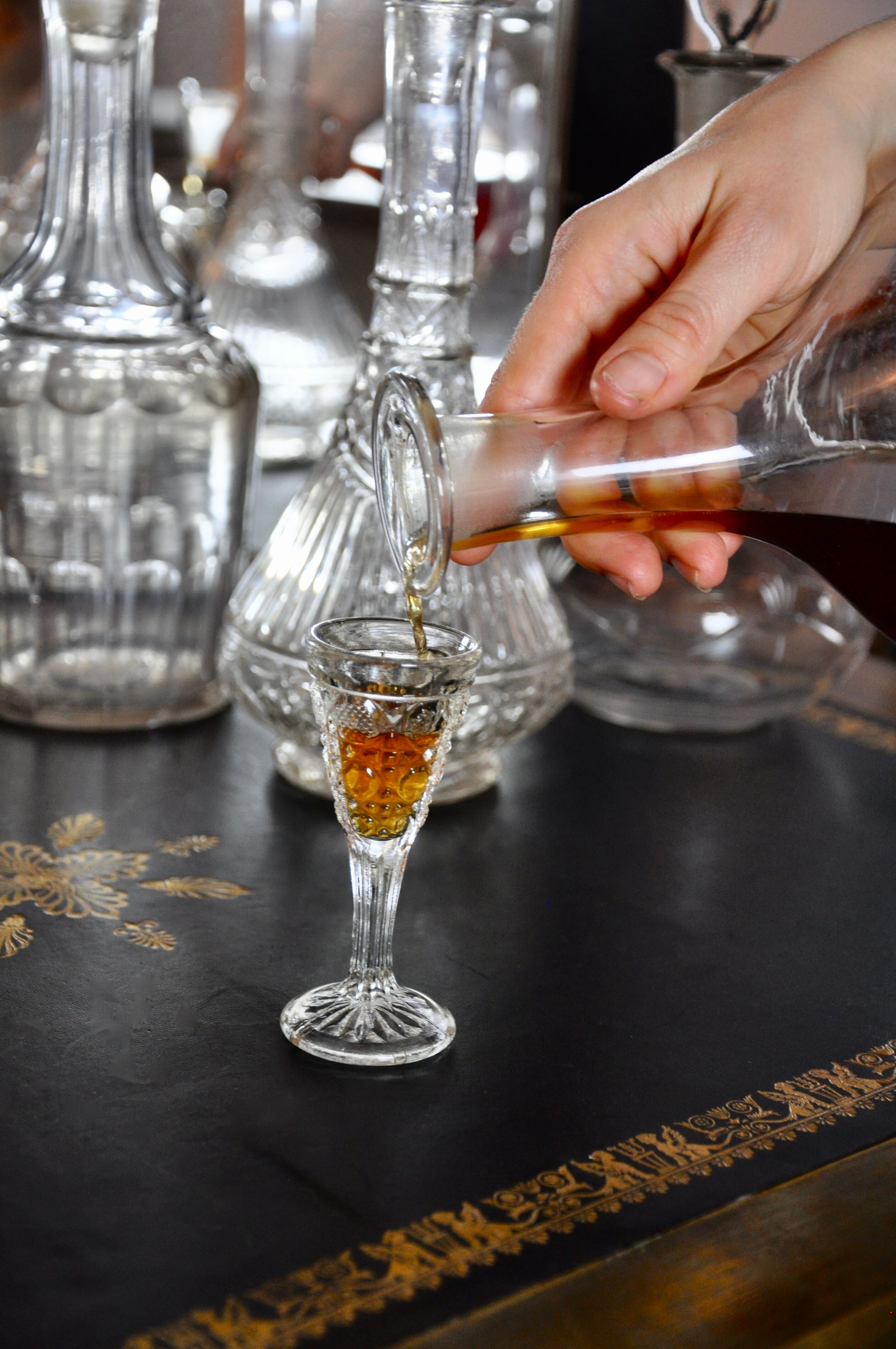 Set de 8 verres à liqueur en verre moulé
