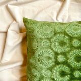 Coussin en velours brodé vert 40 cm