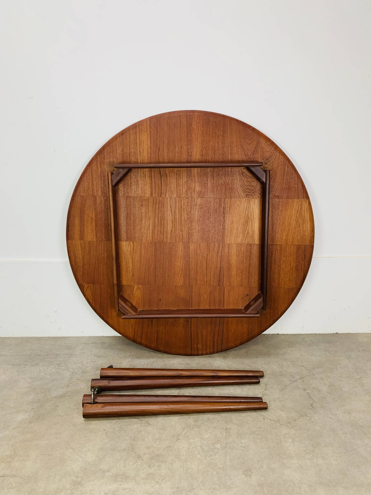 Table ronde scandinave en teck, 1960