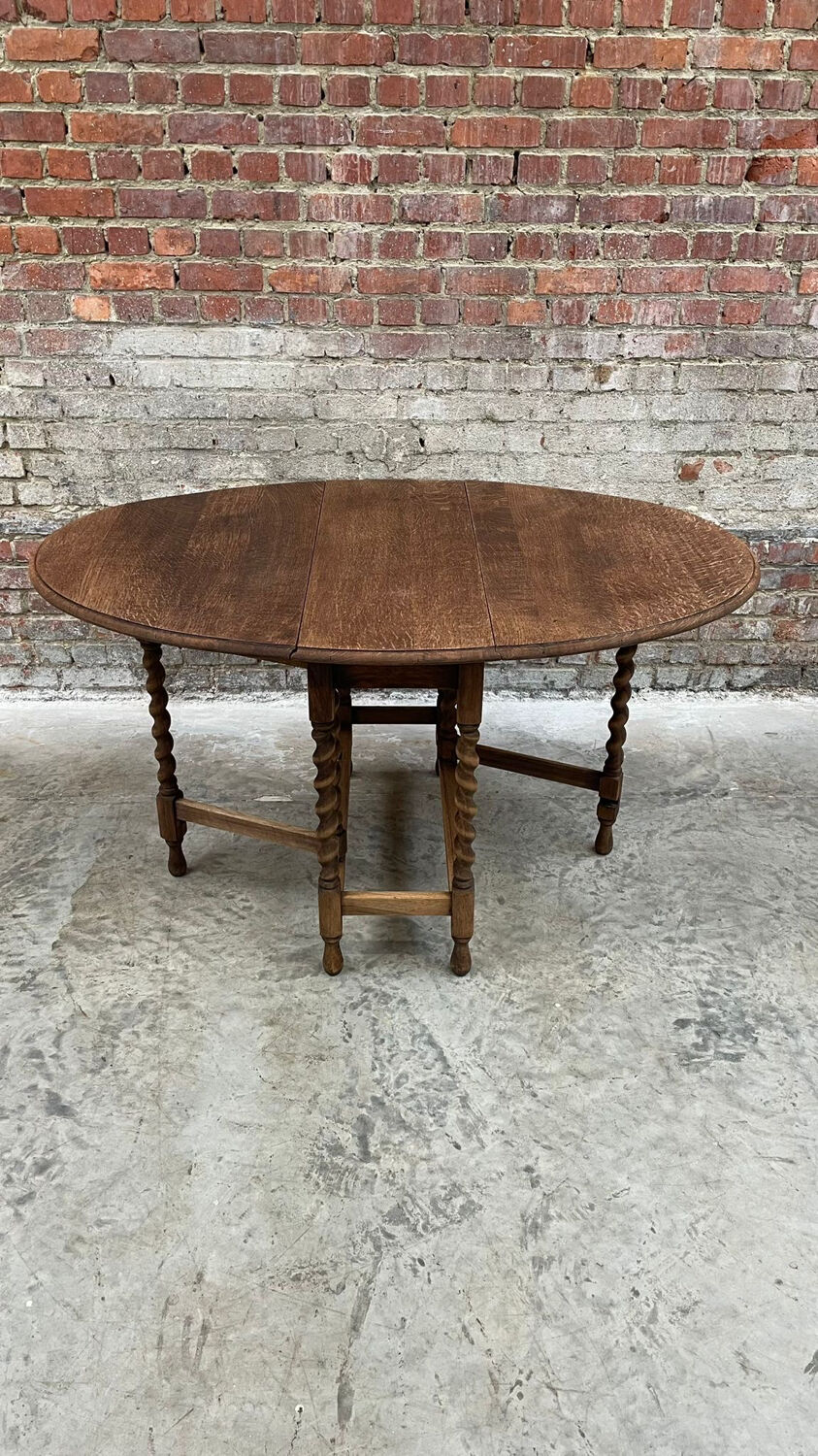Antique Oak Oval Drop-Leaf Table with Barley Twist Legs – Gateleg Tabl