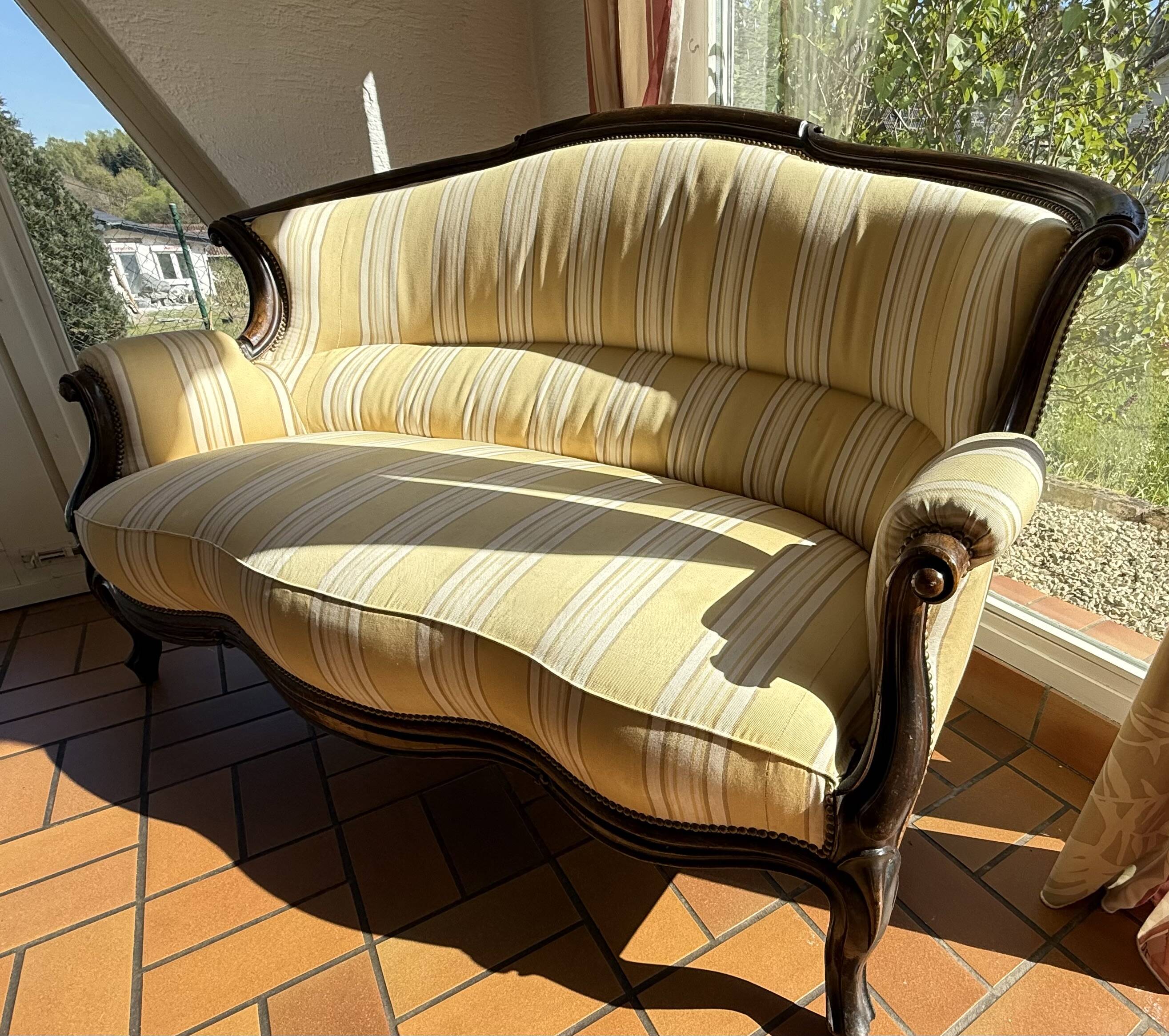 Elegant Louis XV style basket sofa
